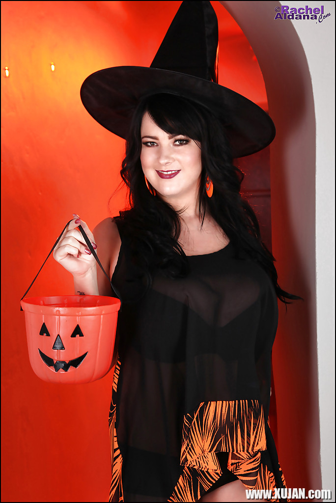 Halloween posing with an big tits brunette cutie Rachel Aldana - Photo #982221