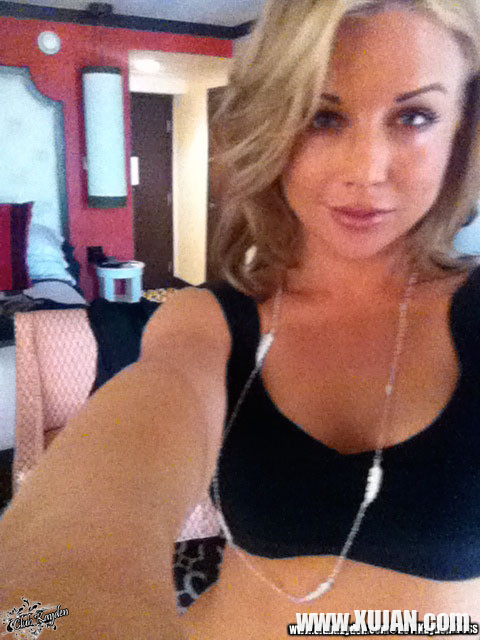 Kayden Kross playing with her phone camera at home - Photo #982991