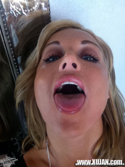 Kayden Kross playing with her phone camera at home - Photo #982996