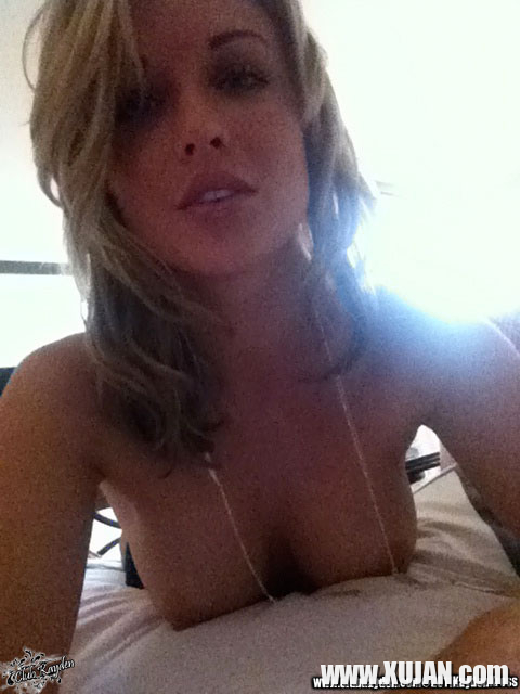 Kayden Kross playing with her phone camera at home - Photo #982998