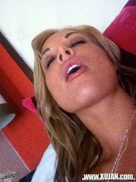 Kayden Kross playing with her phone camera at home - Photo #983002