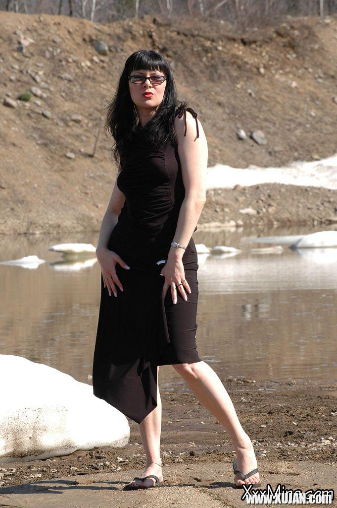 Pictures of XXX Mina fingering herself on a beach - Photo #983649