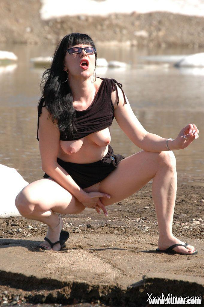 Pictures of XXX Mina fingering herself on a beach - Photo #983654