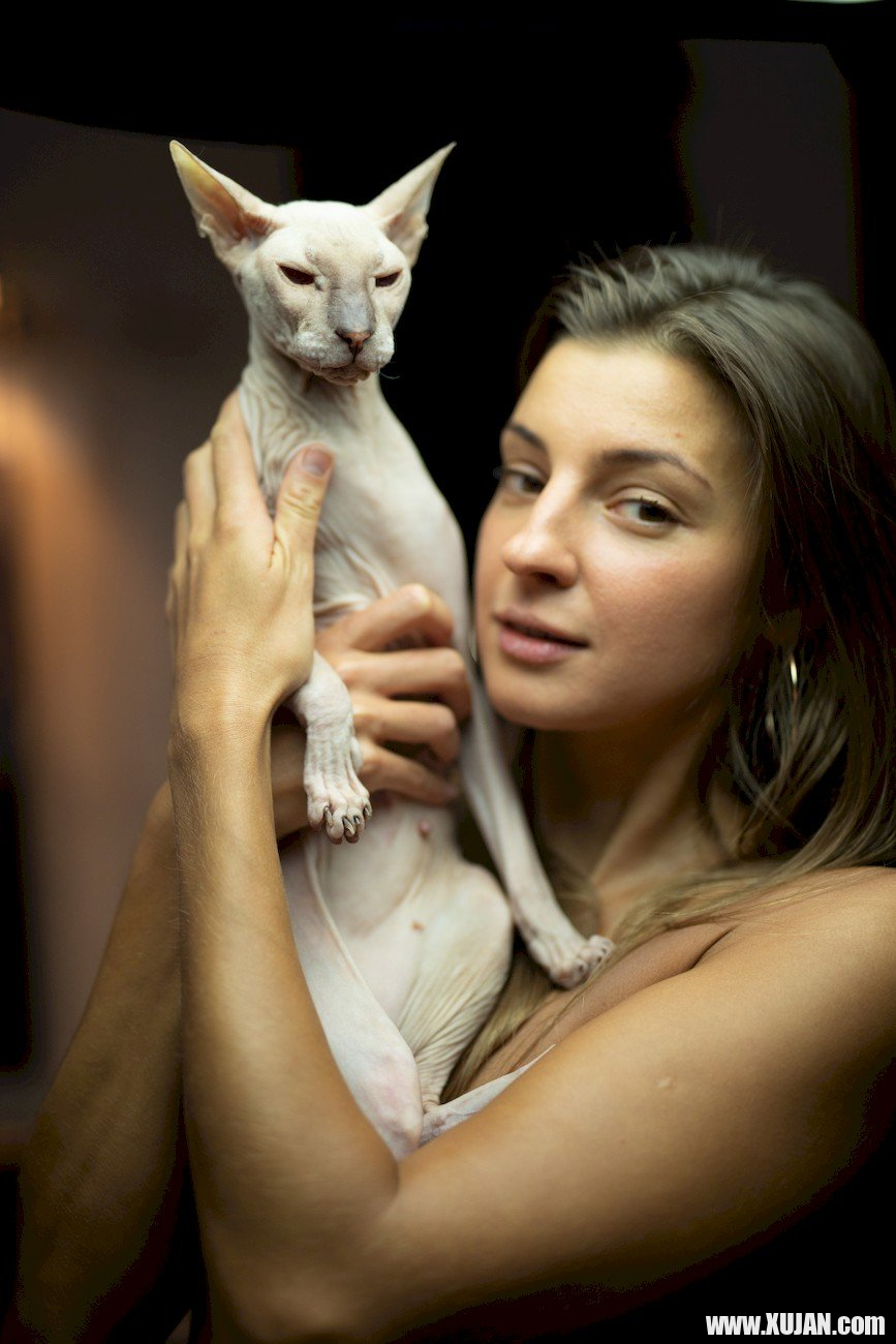 Melena Maria Rya showing her cat while posing in black lingerie - Photo #985849