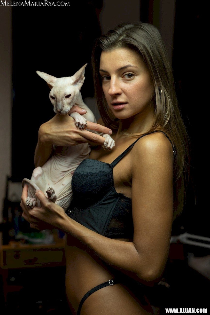Melena Maria Rya showing her cat while posing in black lingerie - Photo #985852