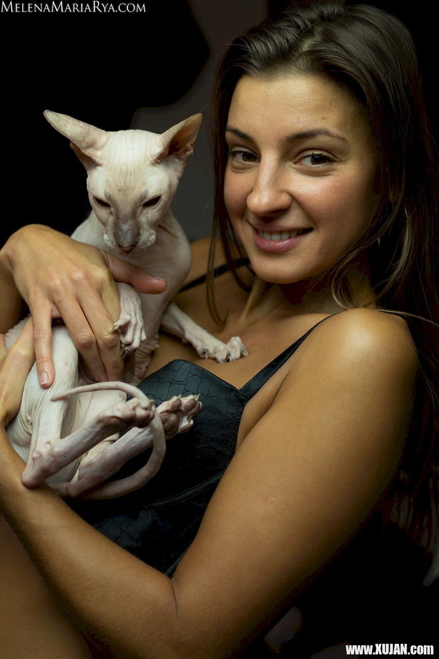 Melena Maria Rya showing her cat while posing in black lingerie - Photo #985853