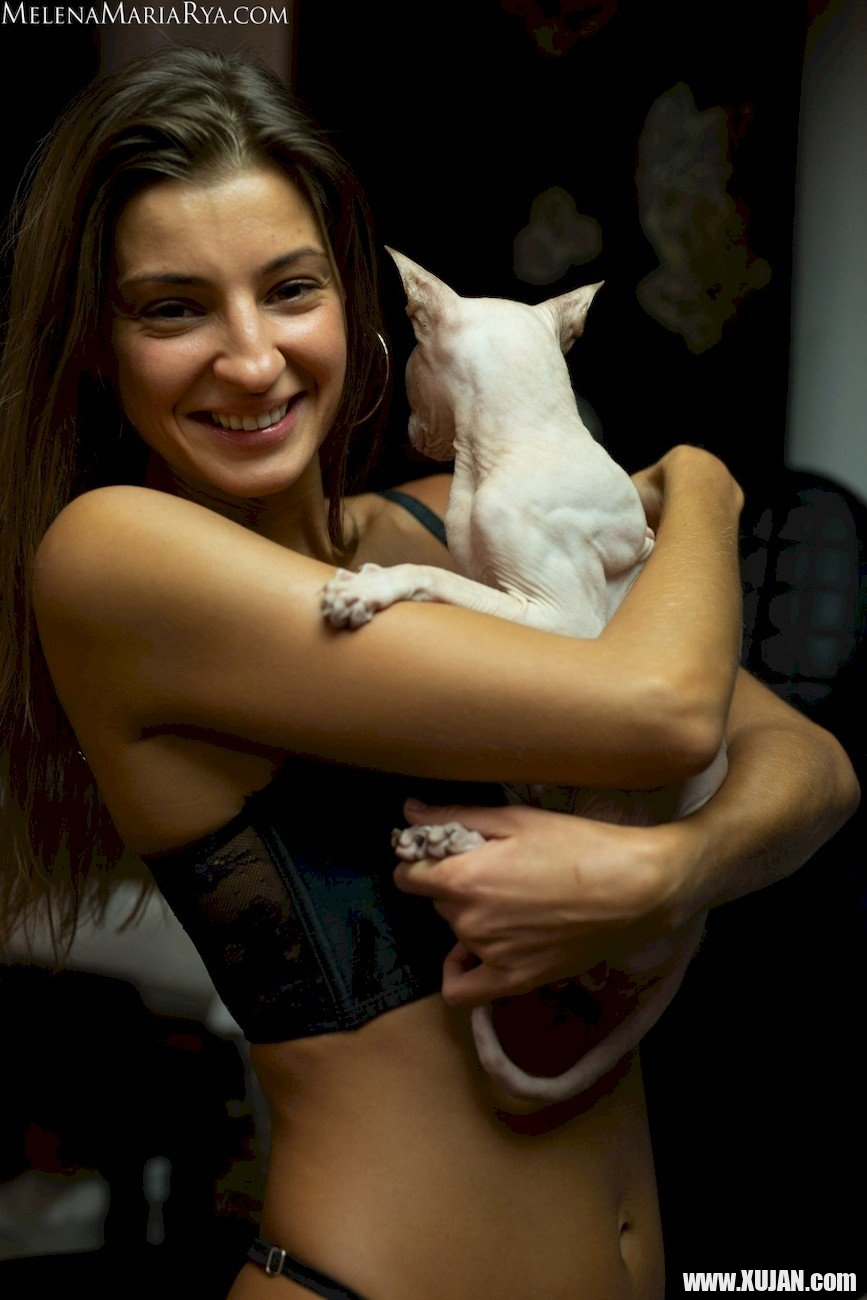 Melena Maria Rya showing her cat while posing in black lingerie - Photo #985855