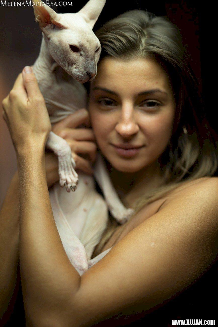 Melena Maria Rya showing her cat while posing in black lingerie - Photo #985859
