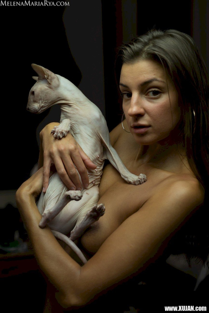 Melena Maria Rya showing her cat while posing in black lingerie - Photo #985860