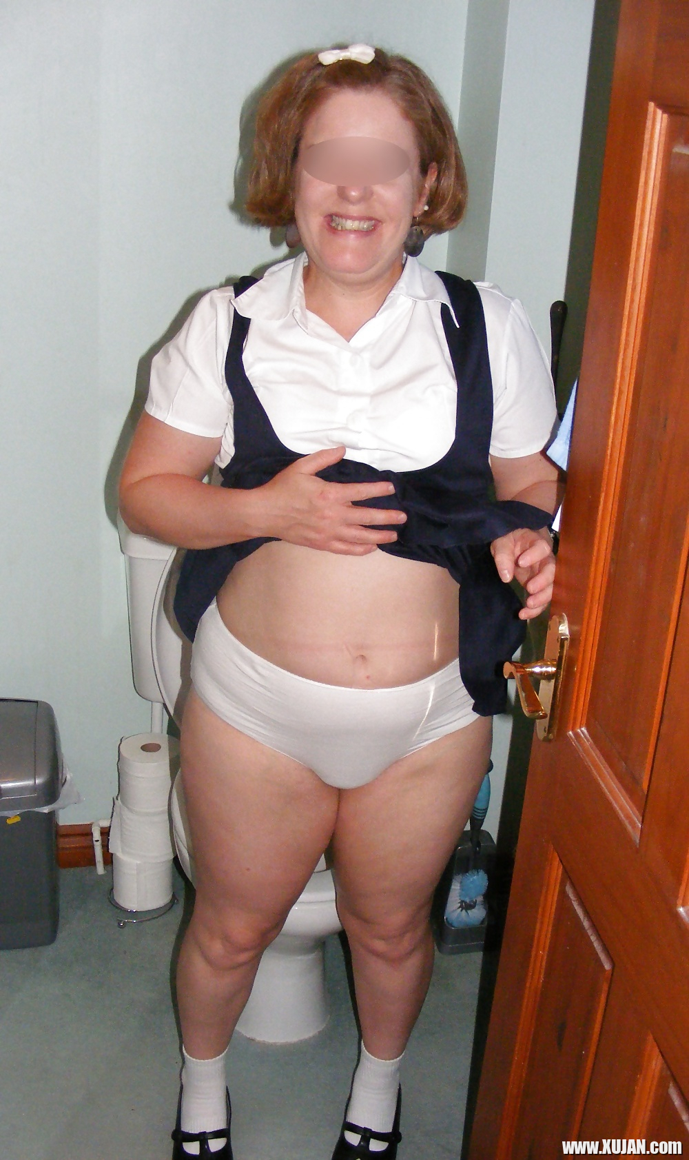 Slutty secretary in big white knickers - Photo #1273096