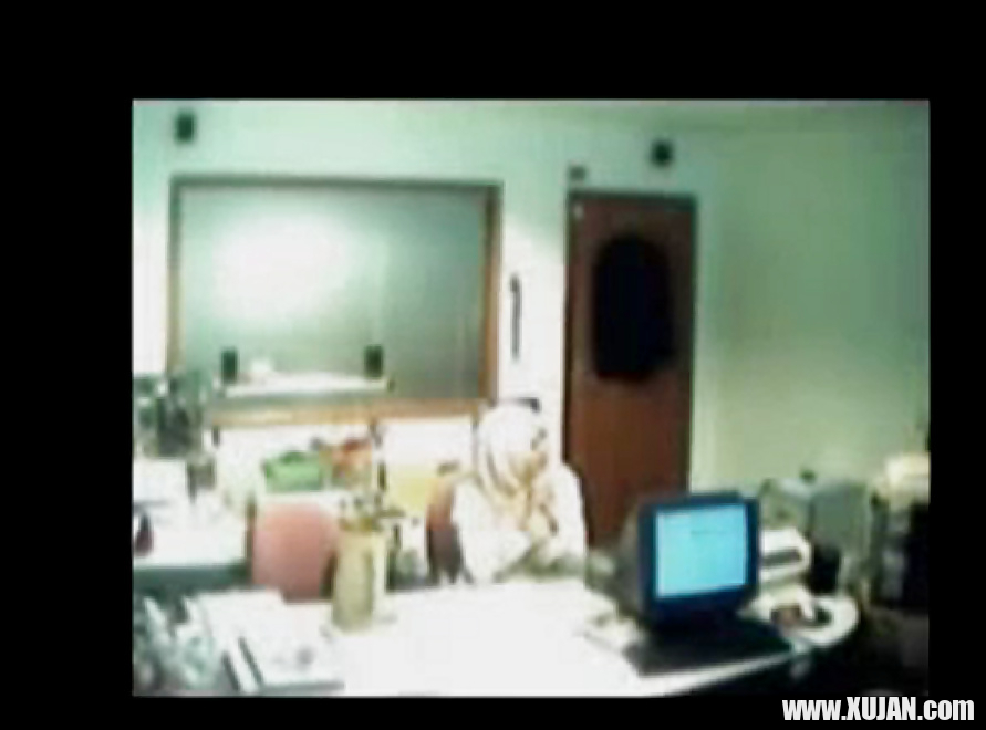 Veiled Arab secretary blowing white manager - Photo #1273140