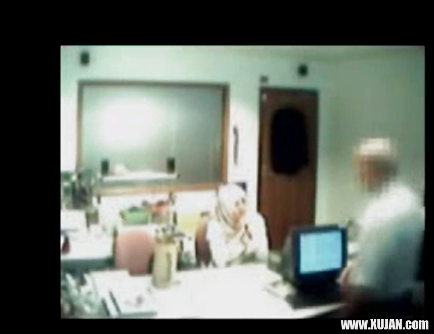 Veiled Arab secretary blowing white manager - Photo #1273141