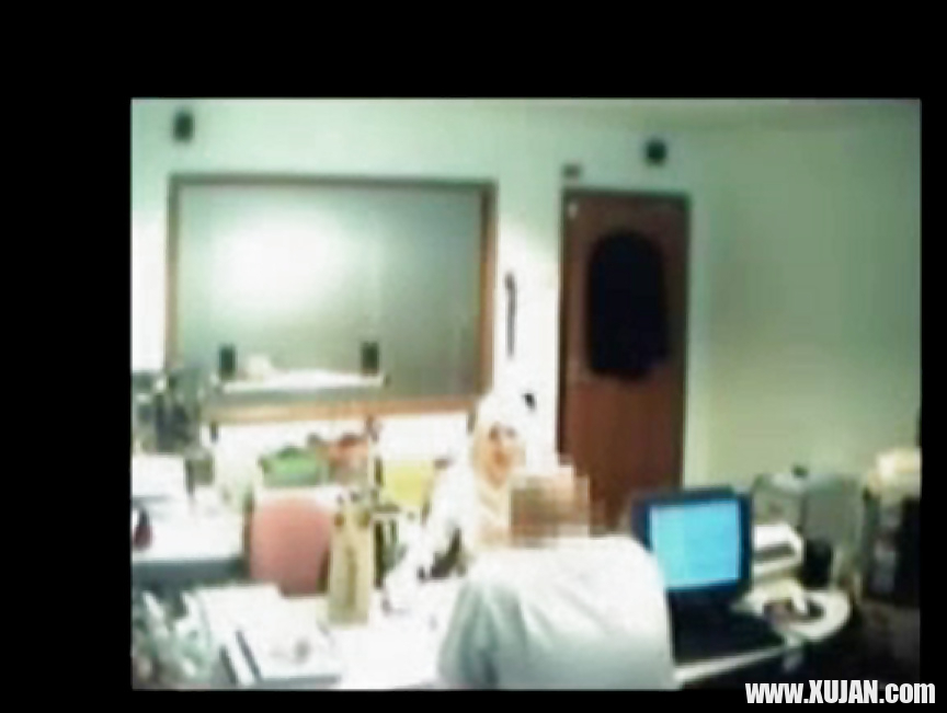 Veiled Arab secretary blowing white manager - Photo #1273142