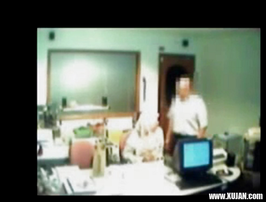Veiled Arab secretary blowing white manager - Photo #1273143