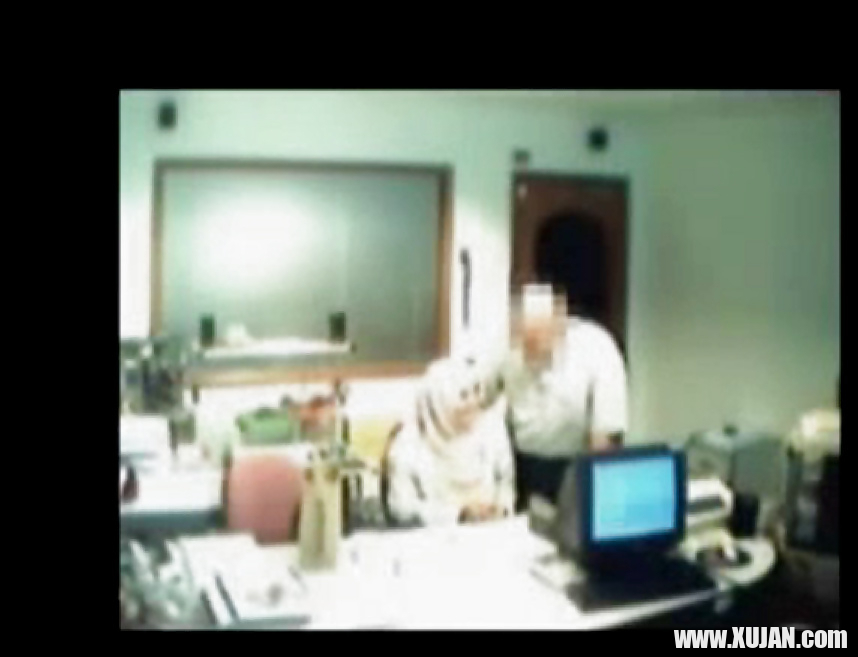 Veiled Arab secretary blowing white manager - Photo #1273144