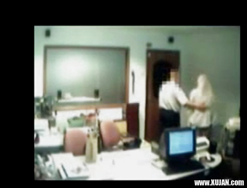 Veiled Arab secretary blowing white manager - Photo #1273145