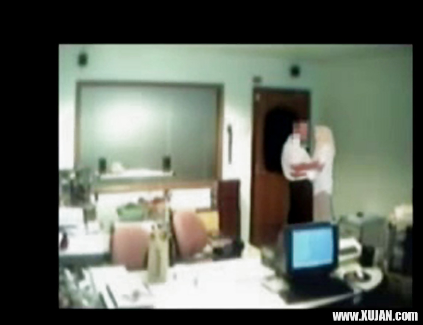 Veiled Arab secretary blowing white manager - Photo #1273147