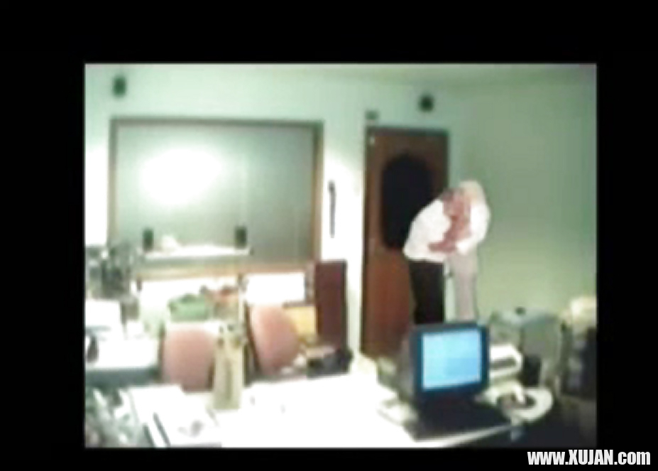 Veiled Arab secretary blowing white manager - Photo #1273150