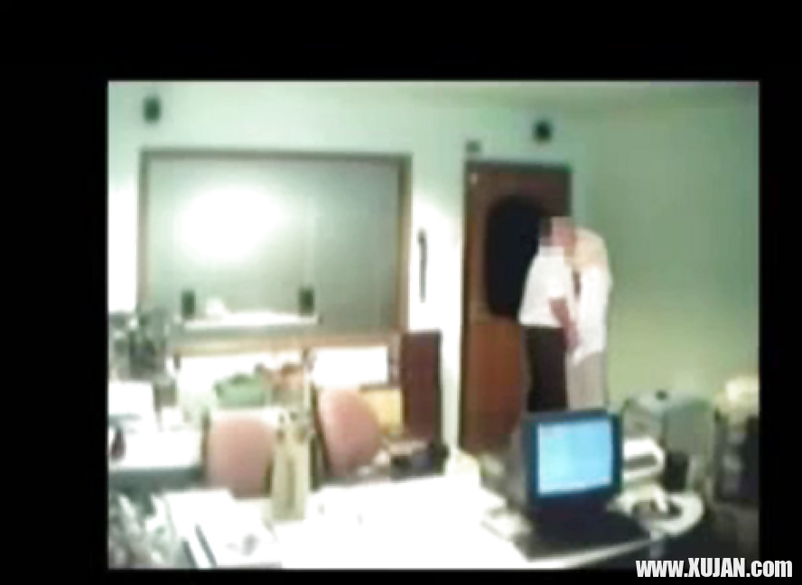Veiled Arab secretary blowing white manager - Photo #1273151