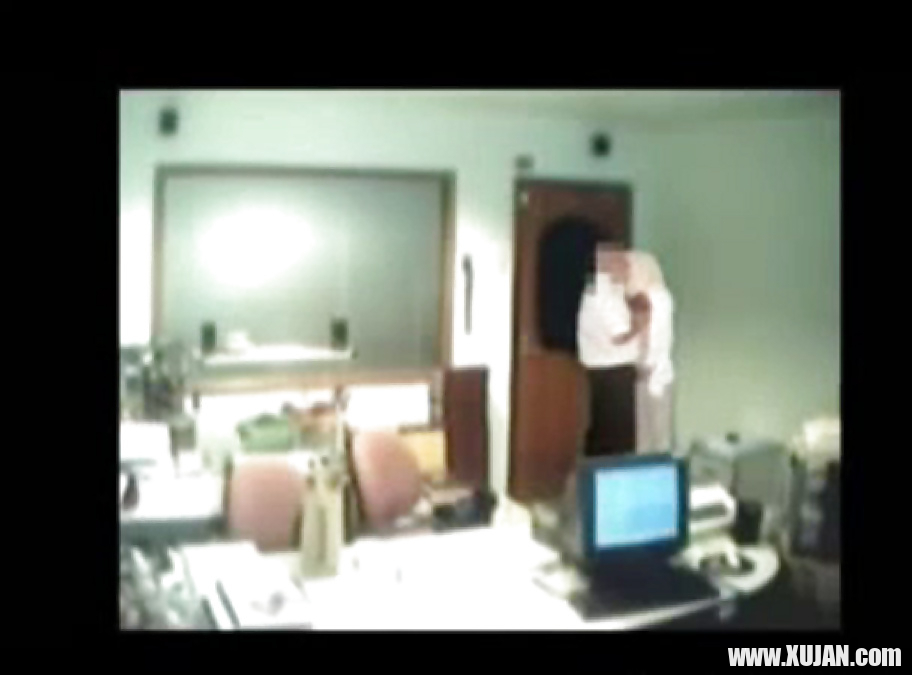 Veiled Arab secretary blowing white manager - Photo #1273152