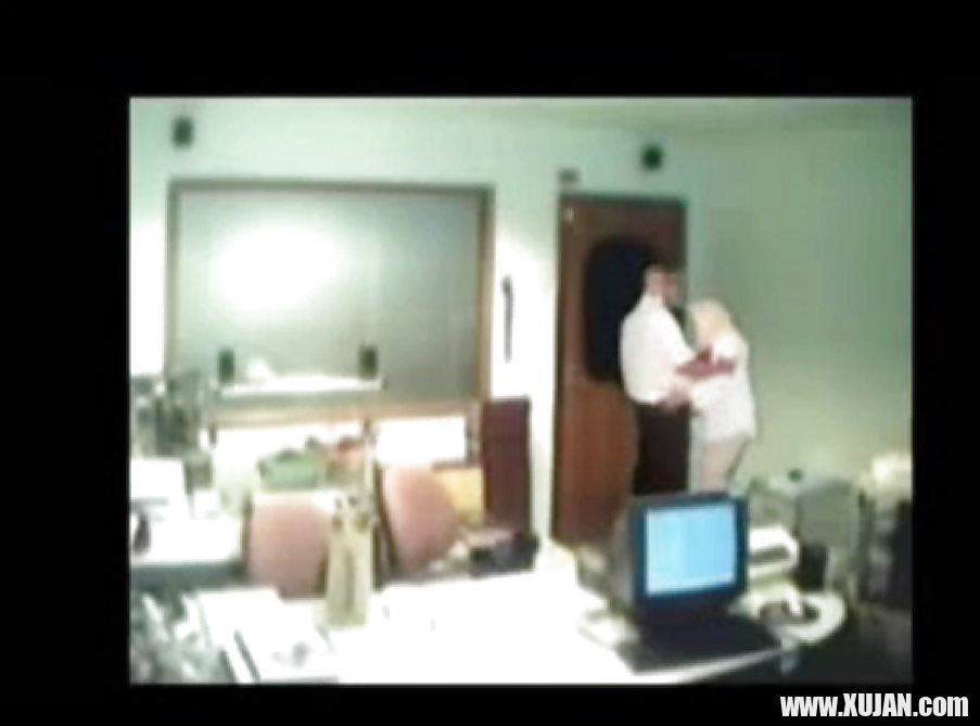 Veiled Arab secretary blowing white manager - Photo #1273153