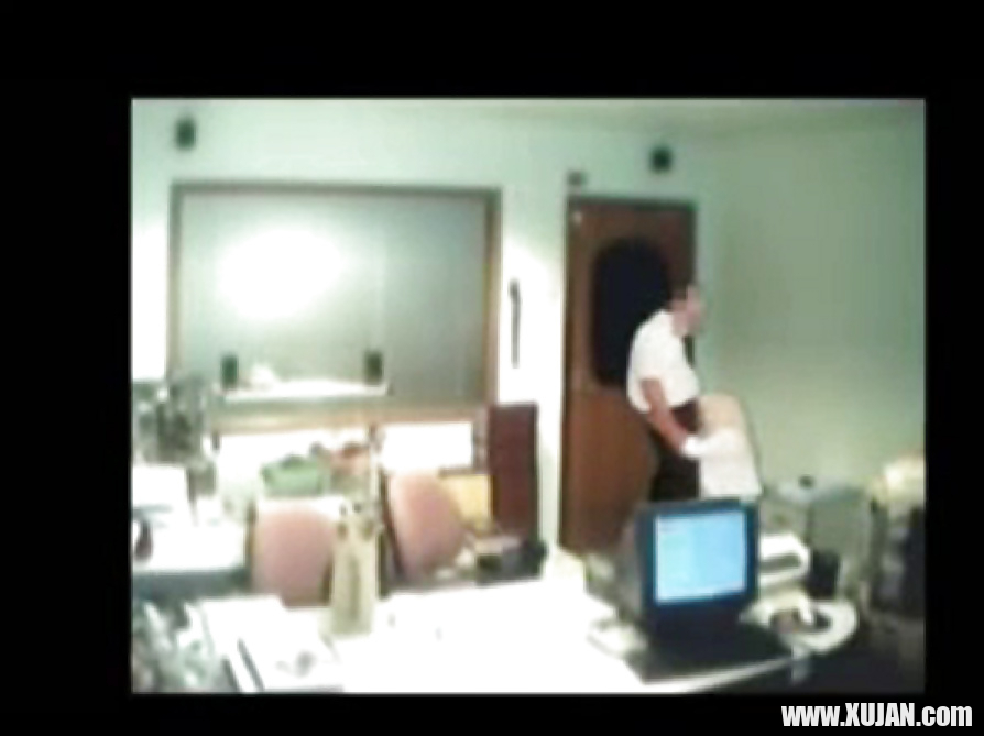 Veiled Arab secretary blowing white manager - Photo #1273154