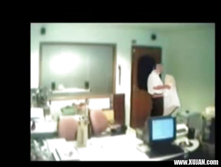 Veiled Arab secretary blowing white manager - Photo #1273155