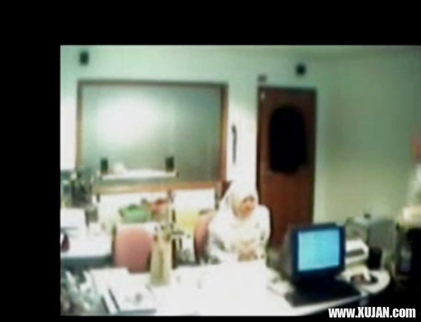 Veiled Arab secretary blowing white manager - Photo #1273156