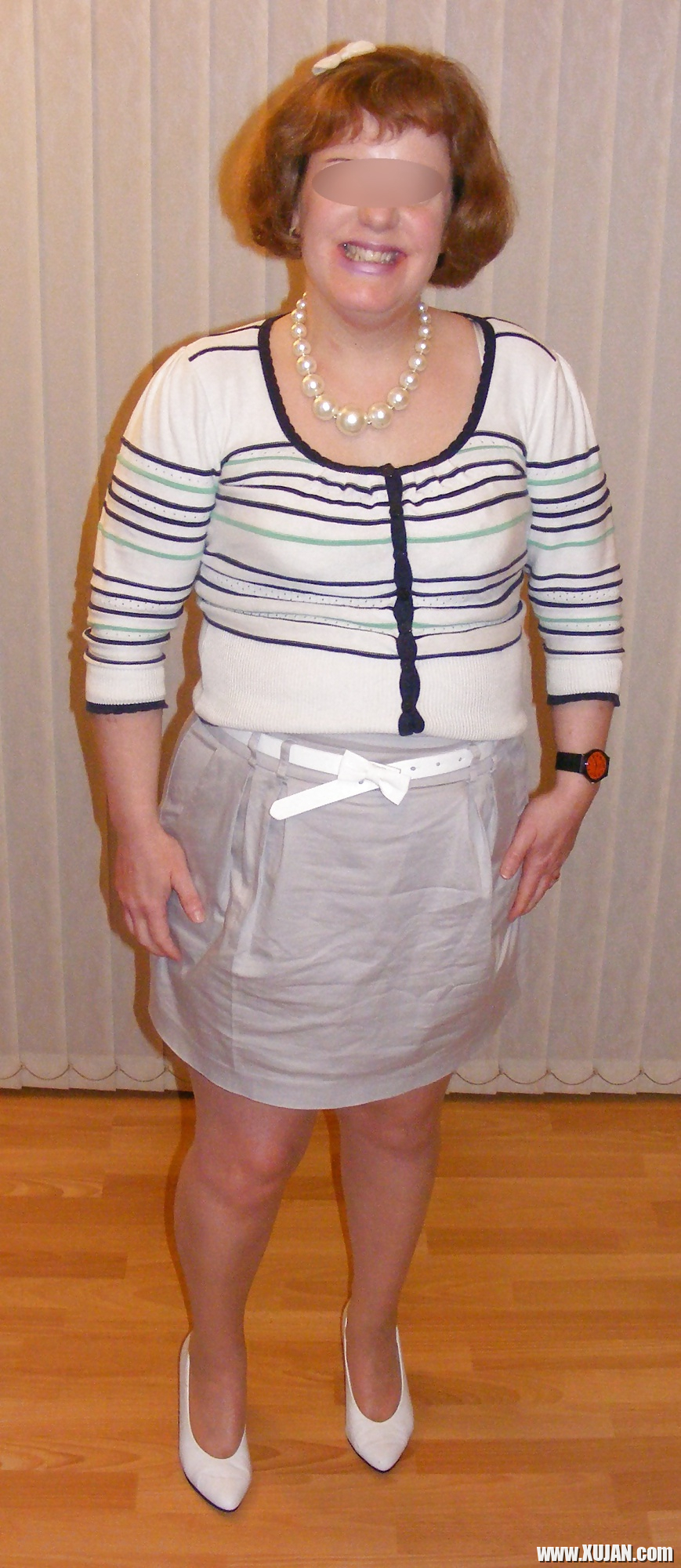 Slutty secretary in tights and white stilettos - Photo #1273171