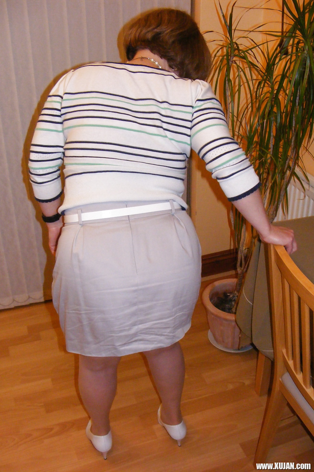 Slutty secretary in tights and white stilettos - Photo #1273179