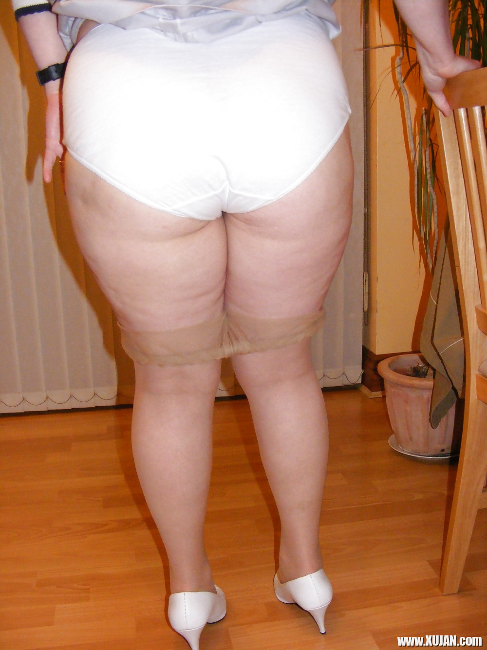 Slutty secretary in tights and white stilettos - Photo #1273185