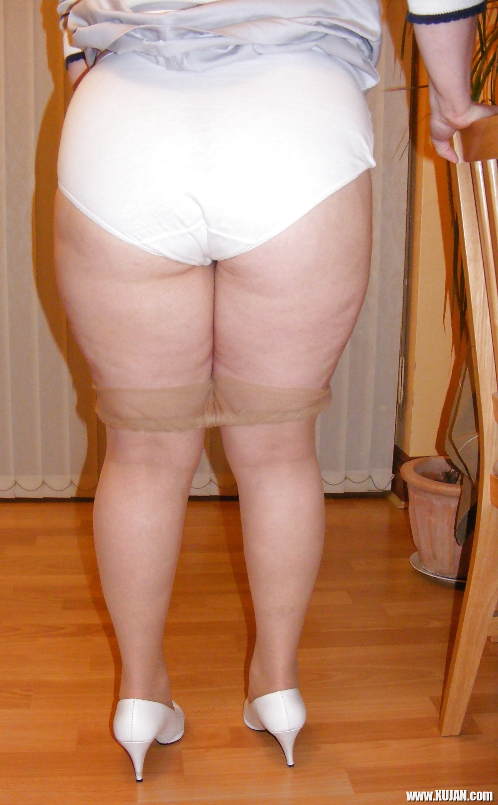 Slutty secretary in tights and white stilettos - Photo #1273186