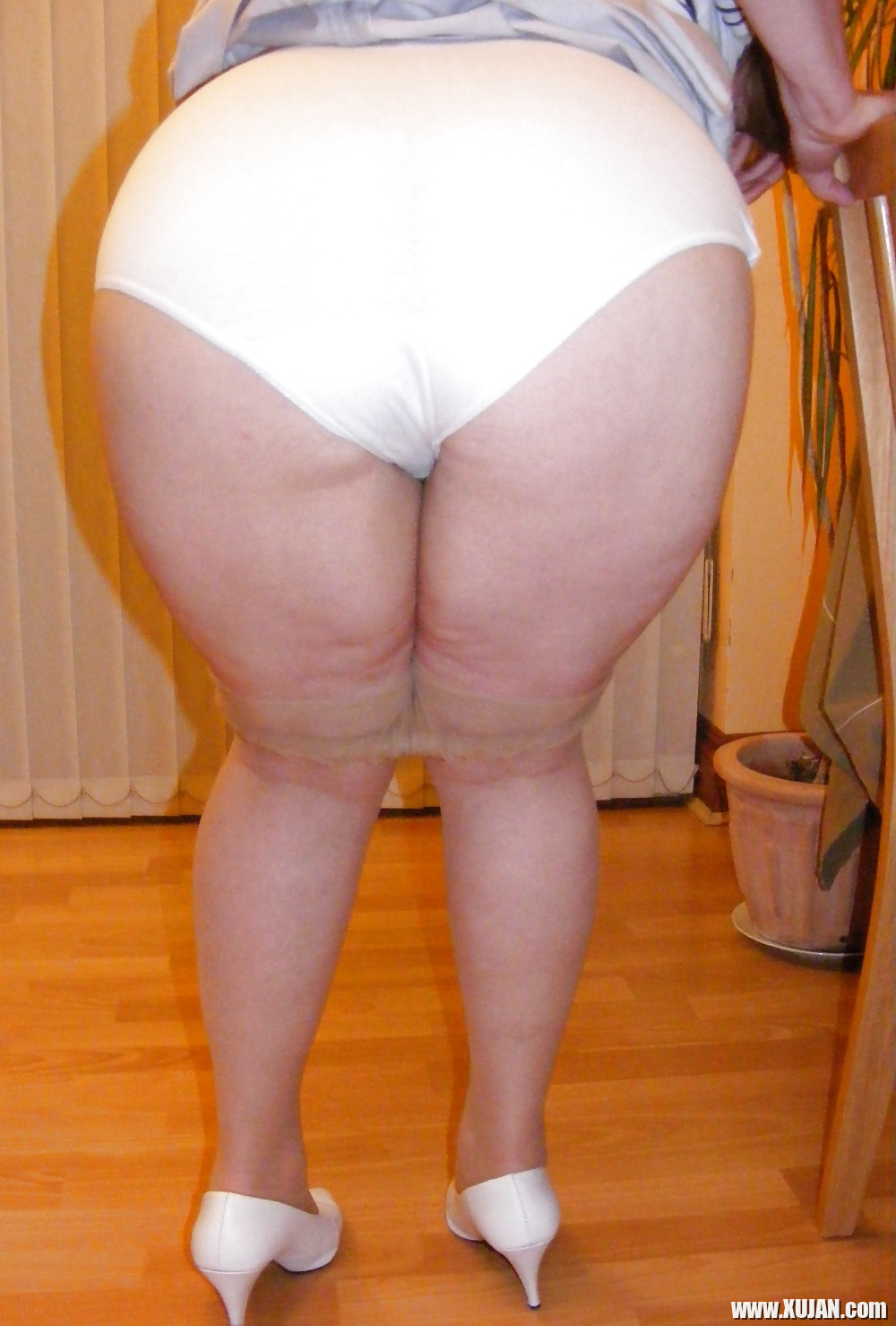 Slutty secretary in tights and white stilettos - Photo #1273188