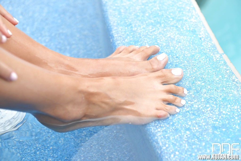 Leggy dark haired babe Alexa Tomas toying outdoors by pool in barefeet - Photo #1295007