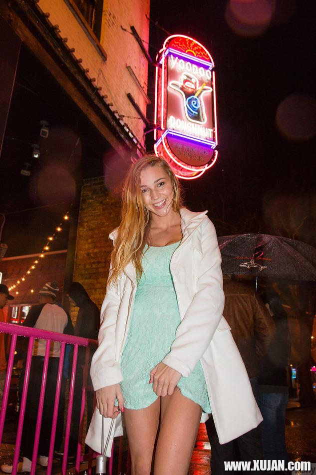 Blonde tease Kendra Sunderland has some fun all around town - Photo #997636