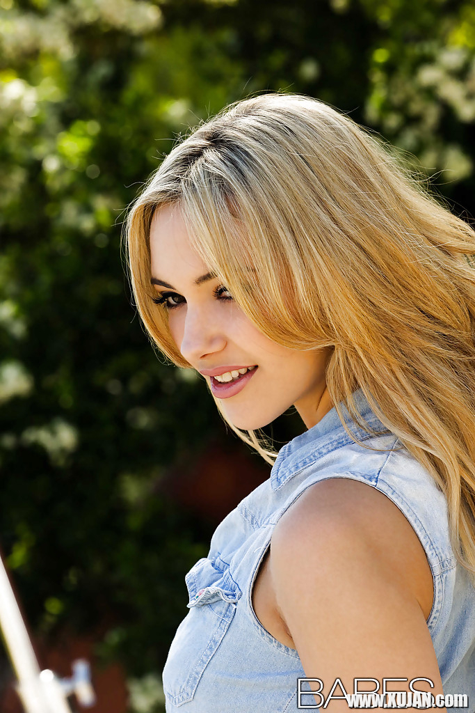 Pretty blonde babe Sophia Knight showcasing her graceful curves - Photo #999344