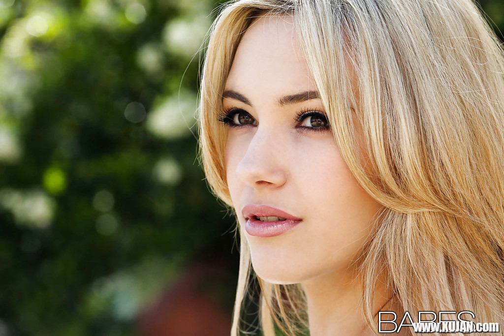 Pretty blonde babe Sophia Knight showcasing her graceful curves - Photo #999347