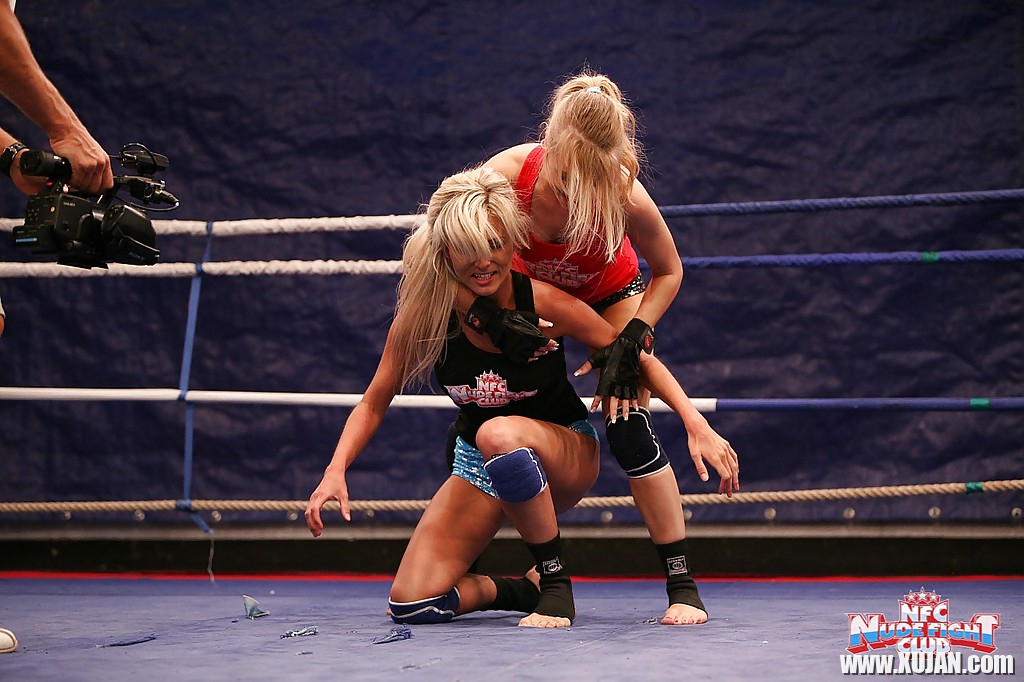 Laura Crystal loses catfight and gets dominated by Michelle Moist - Photo #1002534