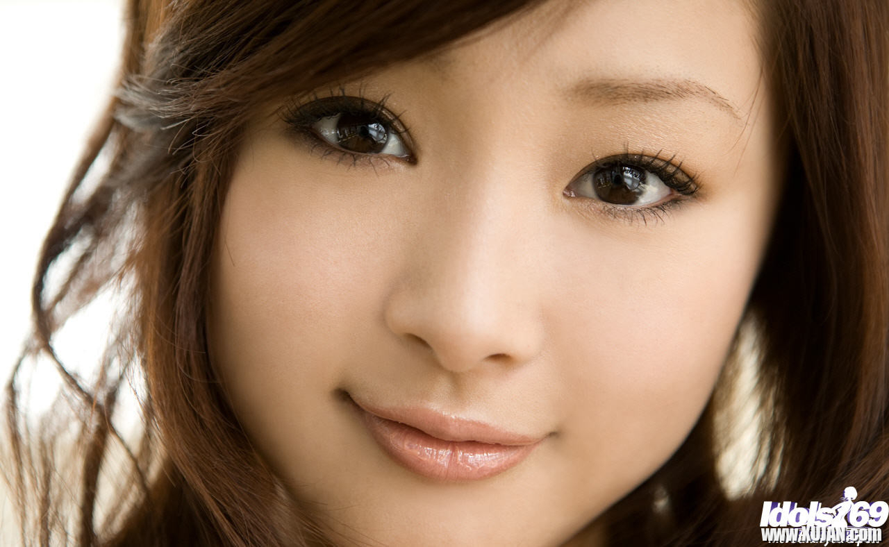 Sexy japanese teen babe teasing in panties - Photo #1010011