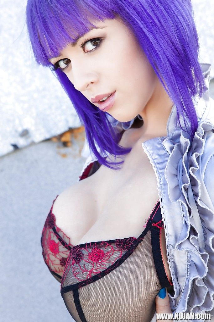 Wellstacked punk princess undressing and exposing her trimmed pierced pussy - Photo #1016387