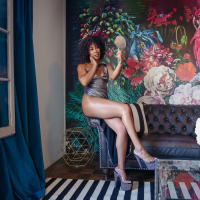Ebony slut Misty Stone demonstrates her booty