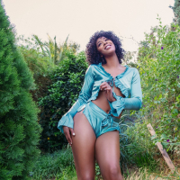 Ebony slut Misty Stone demonstrates her booty