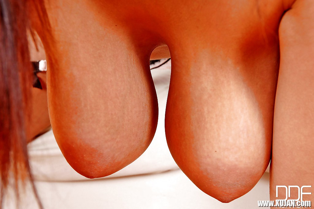 Close up posing scene from a busty milf babe Gianna Michaels - Photo #1031693