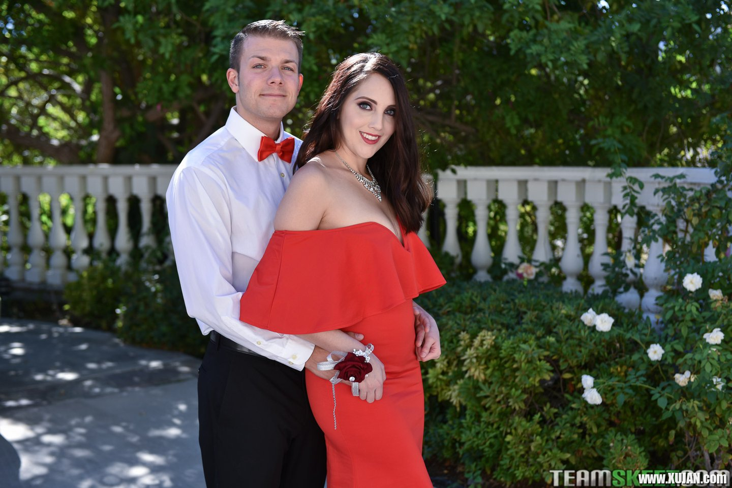 Nickey Huntsman drops down her sexy dress before taking it anally - Photo #1034819