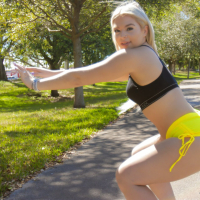 Curvy blondie Rharri Rhound works out her tIght pussy