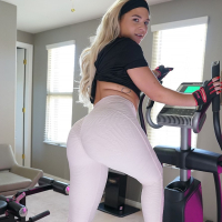 Bootylicious teen girl Rharri Rhound doing workout