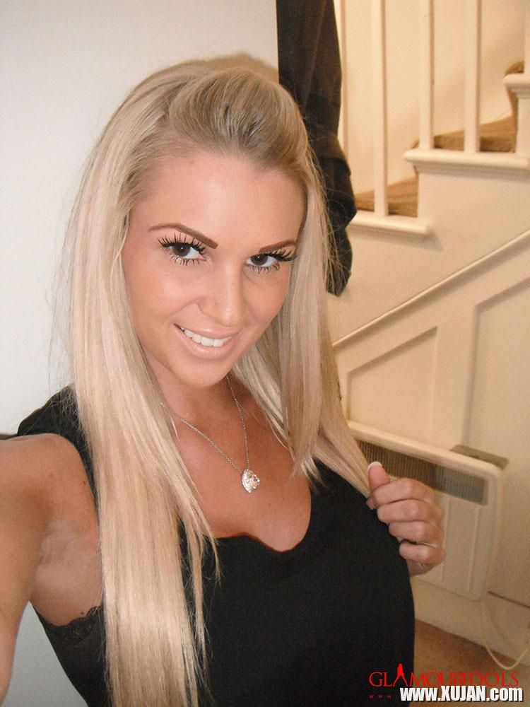 Cara Brett at home in her tight jeans showing her big melons - Photo #1043440