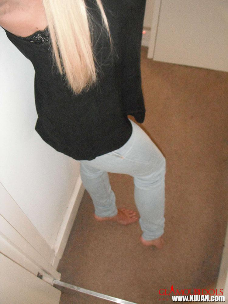 Cara Brett at home in her tight jeans showing her big melons - Photo #1043441