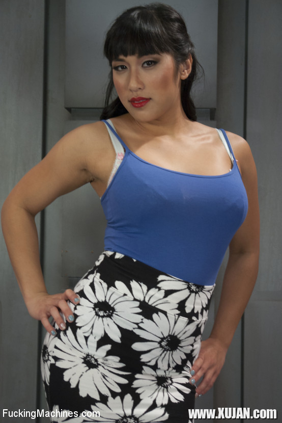 The Unsinkable Pussy is BACK Mia Li fucks machines - Photo #1046614