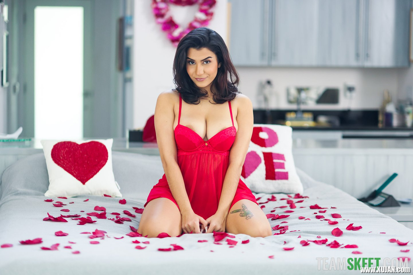 Kinky Roxie Sinner gets down and dirty with her Valentines day date - Photo #1052508